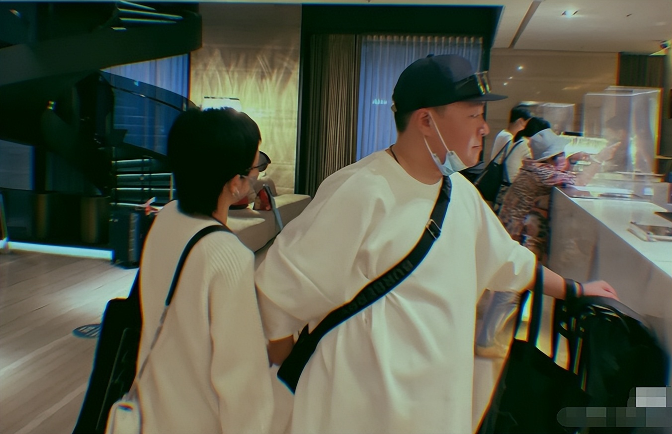 郝劭文|郝劭文携二婚妻子返台，林宁瑞与公婆隔马路比心，7岁女儿未同行