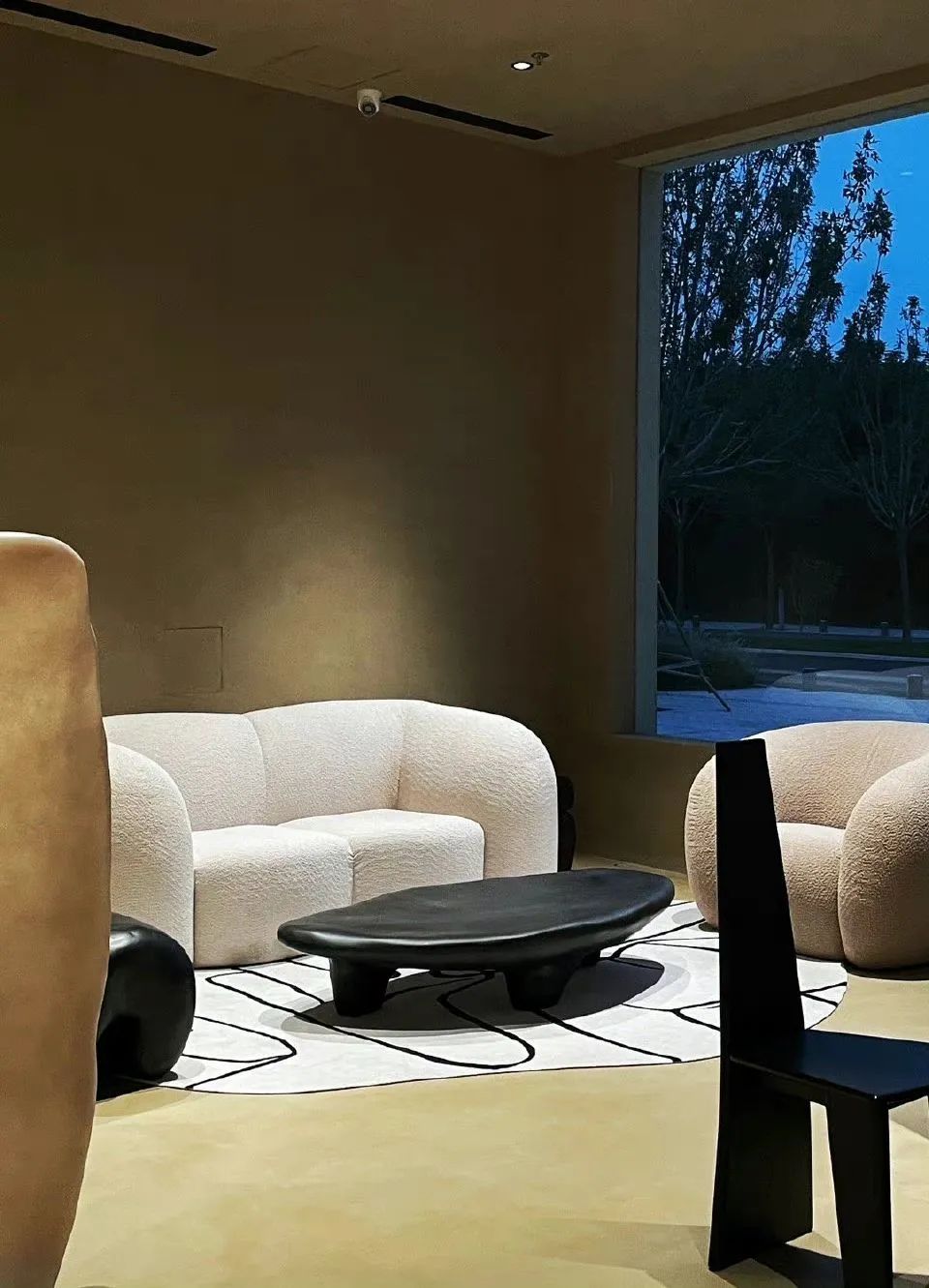 59岁昔日男神砸2亿装修,200m2改成一室0厅,洗澡如厕无遮挡:欧阳娜娜爱他啥?