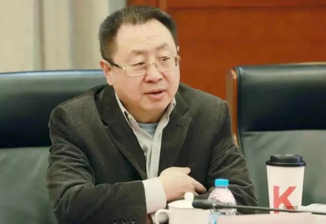 北理工教授亲吻事件后,网红教授站出来鸣不平!
