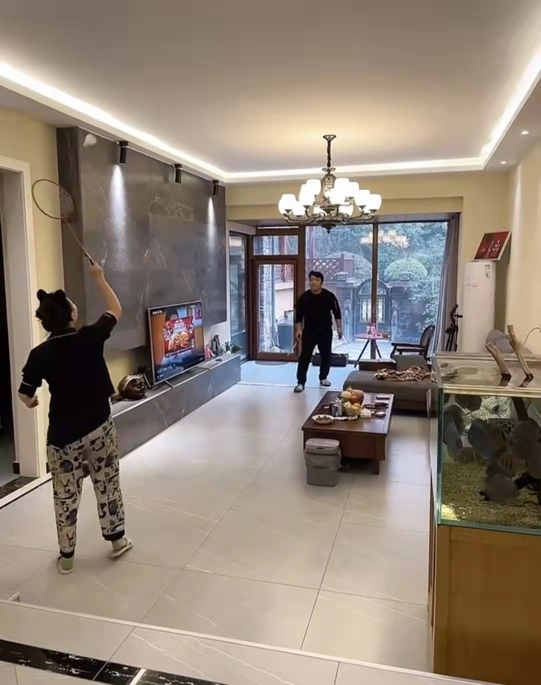 客厅|西安一对夫妻在客厅打羽毛球，两人水平不相上下，网友：房子够大