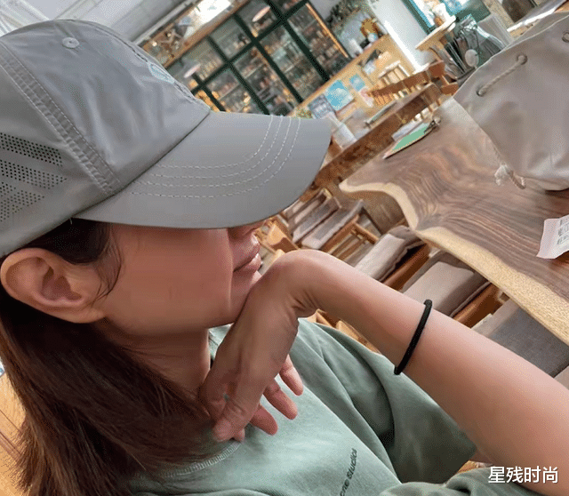 朱亚文娇妻现身农村，在田野漫步太接地气！