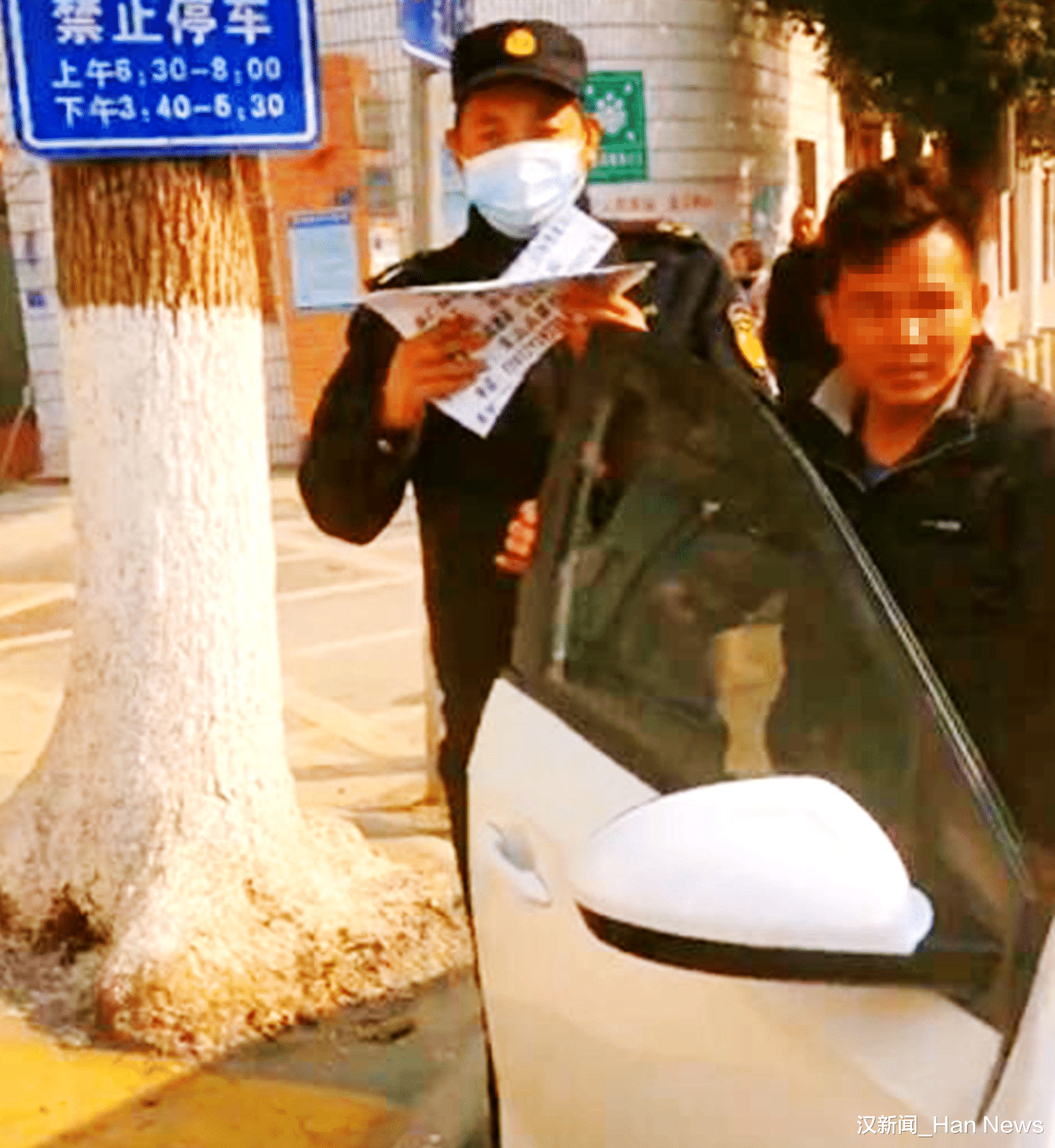 招聘|江西一男子驾豪车到武汉贴小广告 被路长抓了个现形！