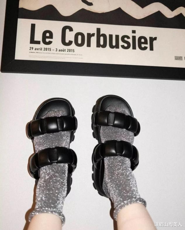 最近火了种穿法叫：“拖鞋+袜子”，洋气吸睛，配裤子裙子都好看