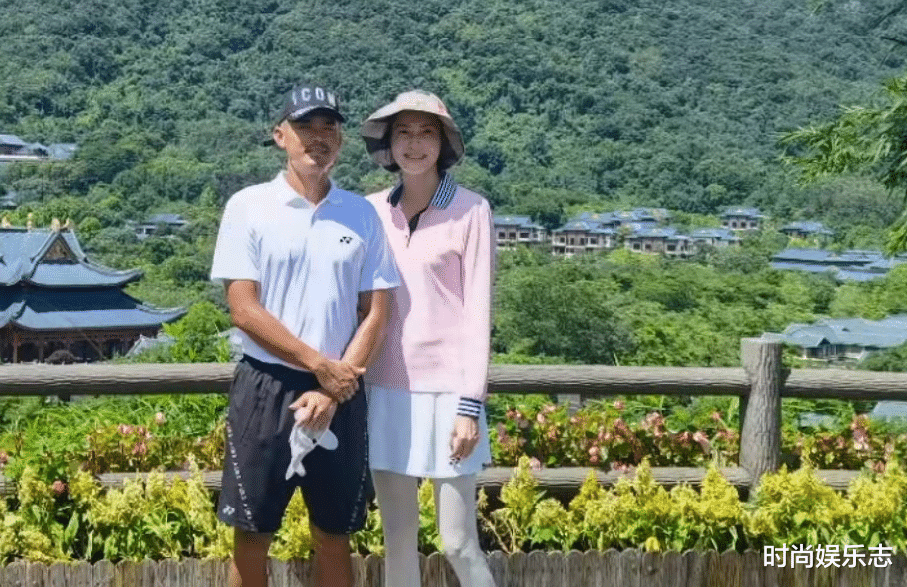 谢杏芳总算熬出头了！穿粉色运动装比林丹抢眼，两人看着像父女！