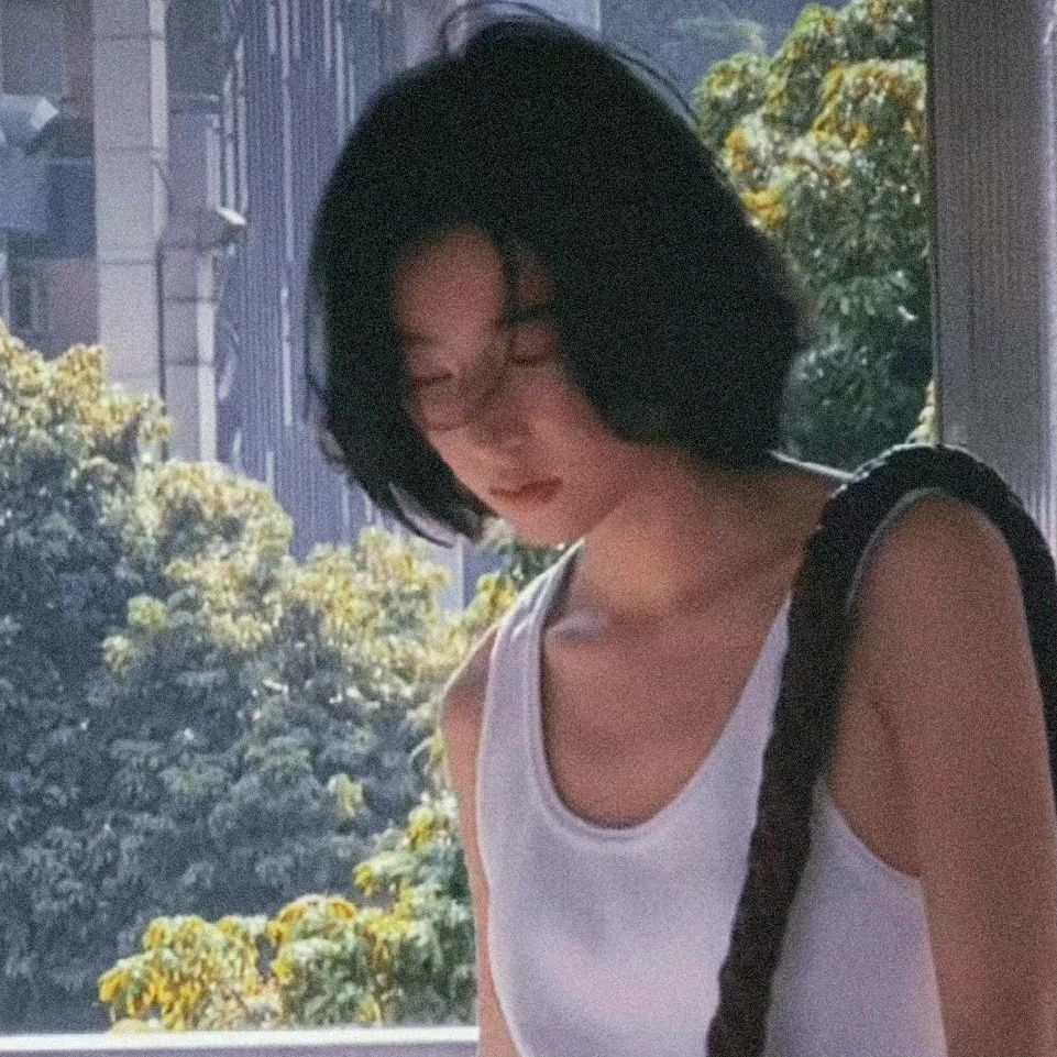 周雨彤 周雨彤撞脸张子枫，剪短发慵懒惬意，28岁随性气质扑面而来