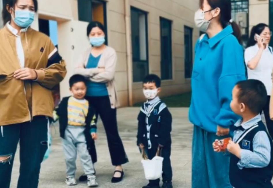 真悠闲!郭爸带楷楷去泳池游玩,杜新枝跟粉丝手捧姚策遗像讨说法