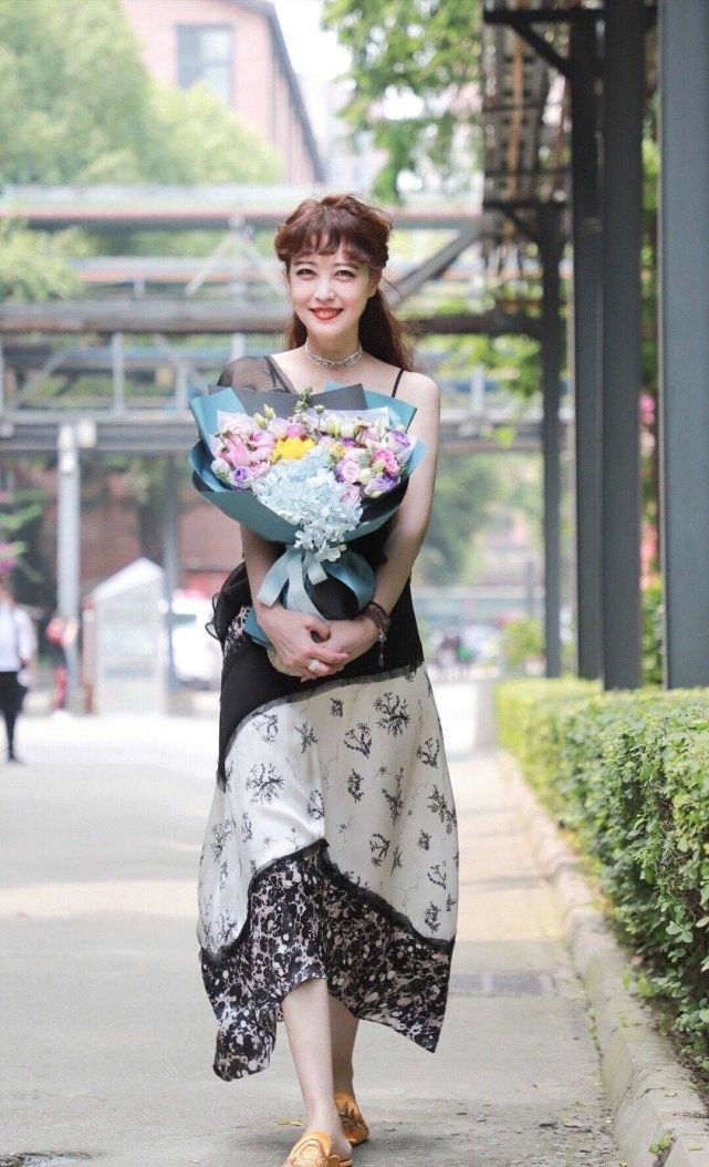 雅诗兰黛 当54岁周海媚与51岁钟丽缇同框,才明白自然老气也可以这么美
