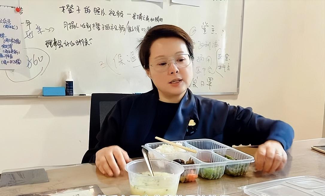 50岁袁立晒工作日常，同员工挤一间办公室，坐2元公交往返接地气
