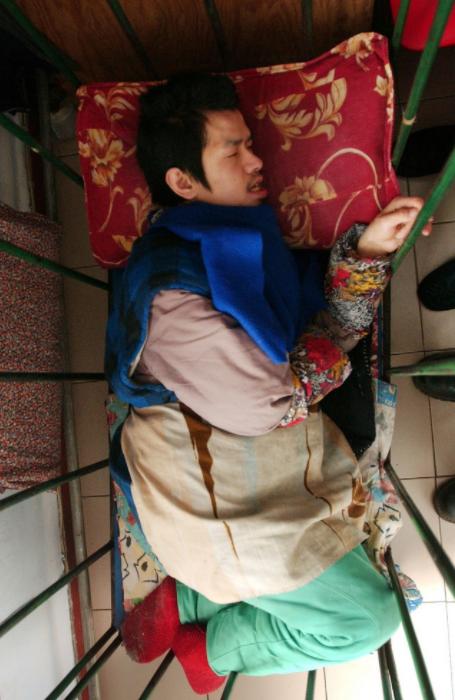 母亲把儿子关进笼子整整45年!得知背后真相,网友集体落泪
