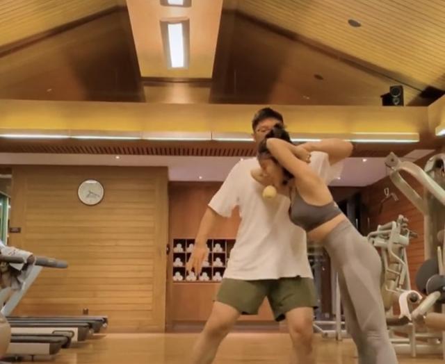 赵奕欢|赵奕欢穿紧身衣秀曲线,男友这一举动很有爱,网友:眼睛看直了