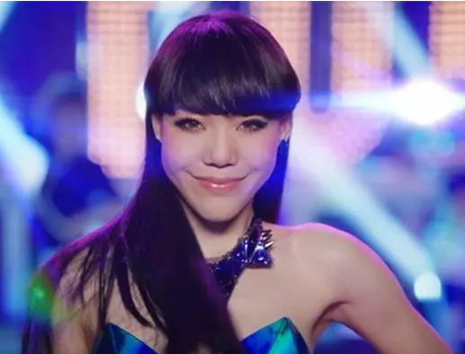 吴莫愁|从1.3亿代言费到县城卖唱为生，消失2年的吴莫愁，究竟得罪了谁？