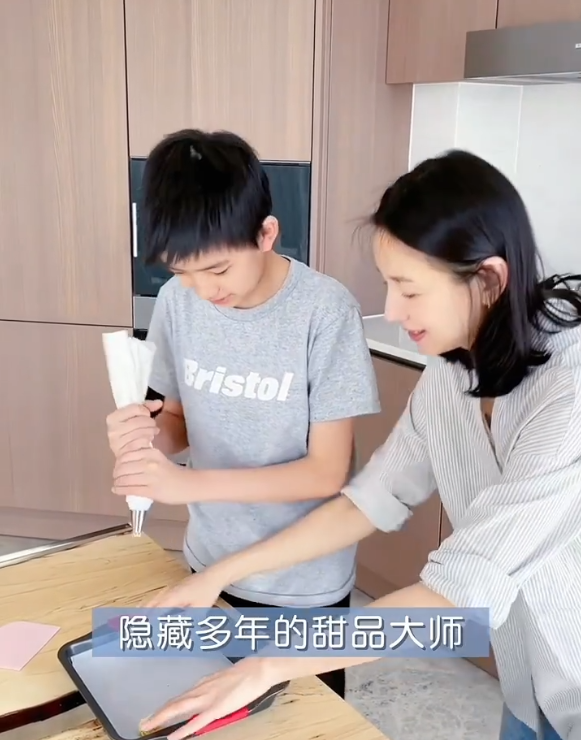 董洁|董洁母子做饼干，顶顶搂妈妈肩膀互动有爱，自诩甜品大师幽默又帅气
