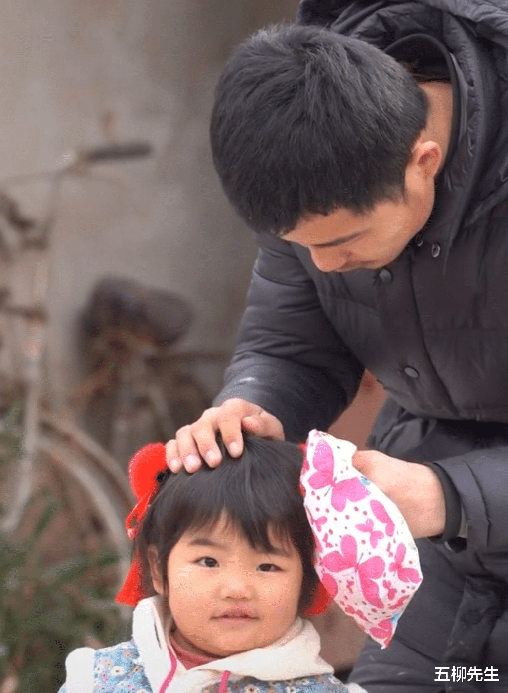 惠然|泪目!惠然老公王志傲回家过年,妈妈强忍泪水,与女儿似复制粘贴