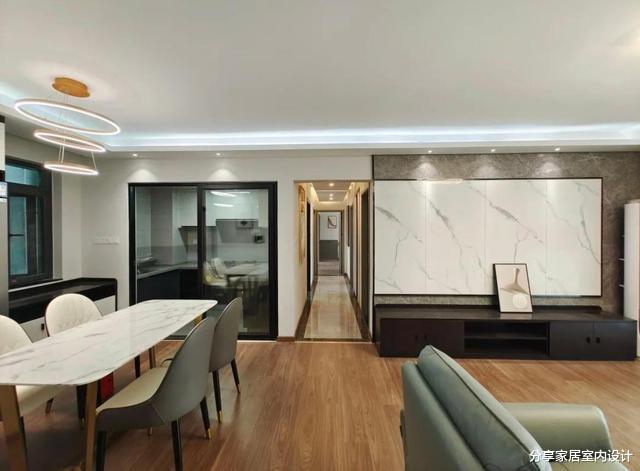 125平现代简约风,铺木地板显温馨舒适,悬空电视墙流行又大气!