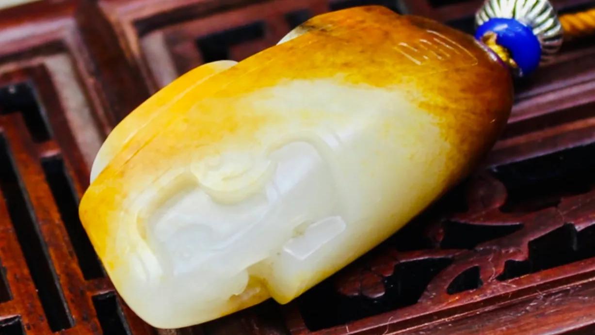 |反转不断的和田玉开料！枣红皮籽料“锦灰堆”算切涨还是切垮？