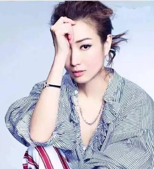 郑秀文|郑秀文参加时装周裤腿长到行走艰难，整个人瘦到形销骨立！