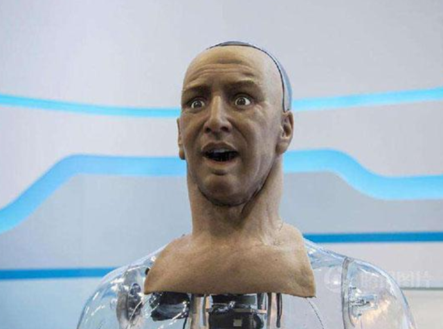 索菲亚|当年声称“我将会摧毁人类”的机器人索菲亚,后来变成啥样了?