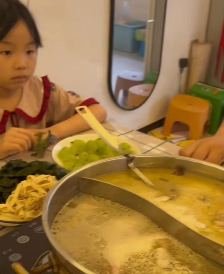 奇奇|田静晒全家吃晚餐画面，奇奇悦悦俏皮可爱，晚餐被赞伙食不错