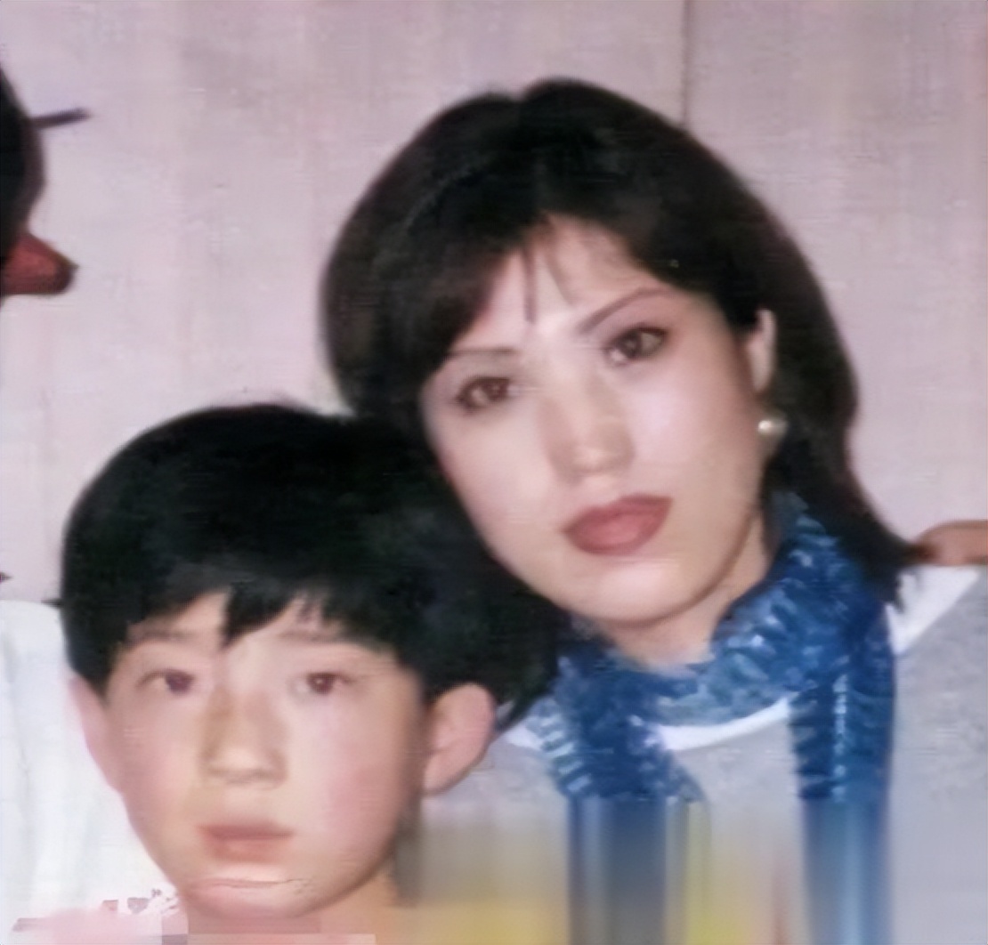 井柏然|井柏然:出生28天被弃, 60岁奶奶捡废品将他养大, 爆红后父母来认亲