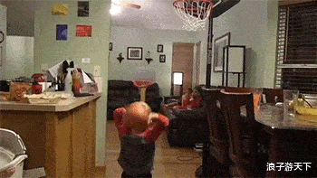 |43岁女星疑翻车!拒绝支付男演员月薪,被曝曾插足圈内人婚姻