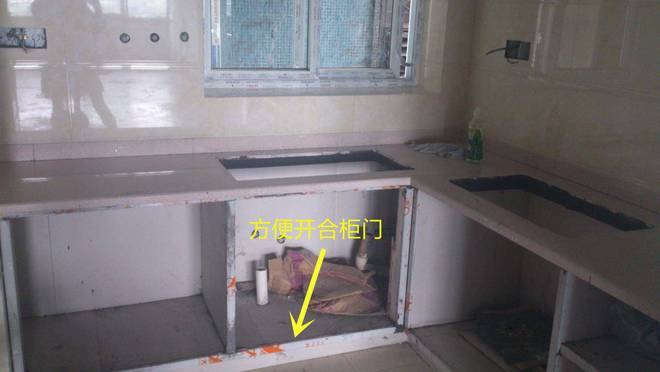 瓦工给橱柜加一层底座,老婆很是反对,完工后她不吭声了!