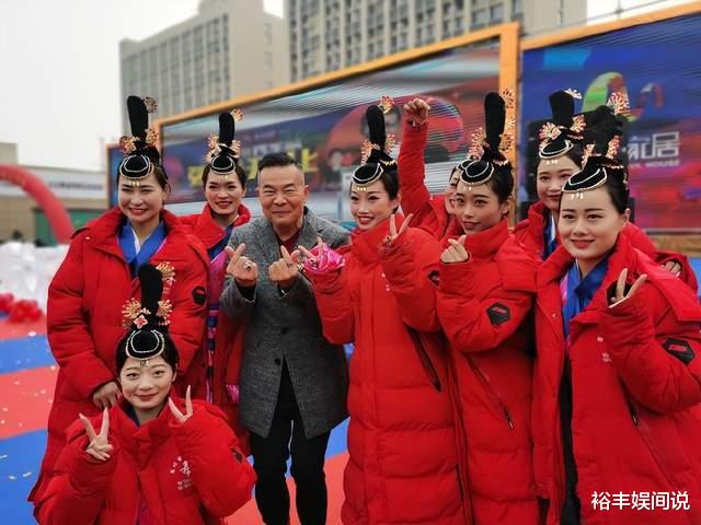 吴毅将|吴毅将小县城商演太敬业!热情与粉丝合影,曝演出费5万元包机票