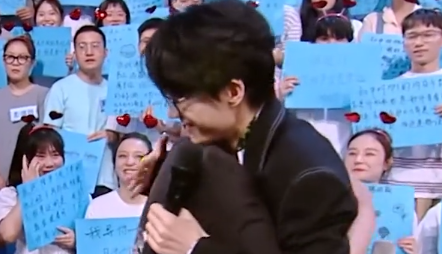 许嵩|“雅俗共赏”许嵩：央视用15分钟表扬，却曾被贴上“恶俗”标签