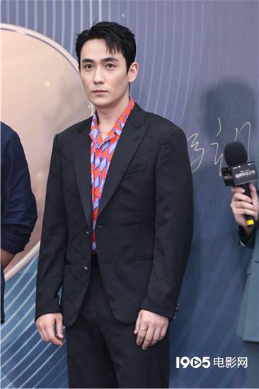 朱一龙|朱一龙黑色西装与刘江江亮相微博电影之夜红毯