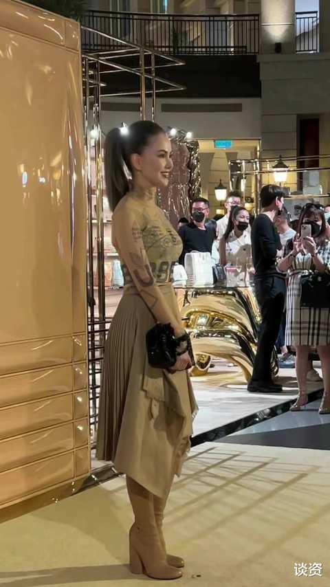 小姐姐|昆凌三胎产后首次亮相,头发紧扎饱满头型绝了,面容红润气质成熟