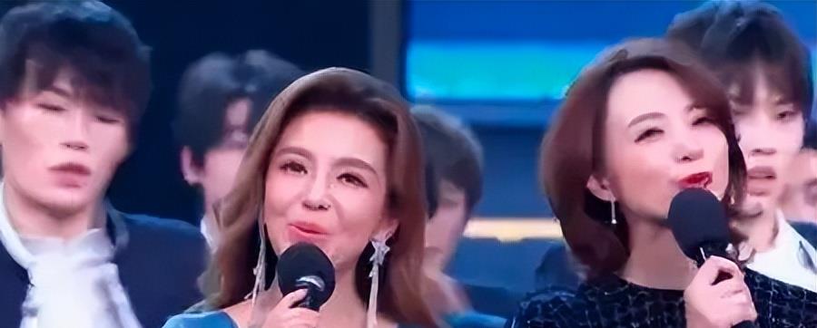 朱迅|央视主持人朱迅车内唱歌,脸部有青筋凸起,阳光太耀眼闭眼享受