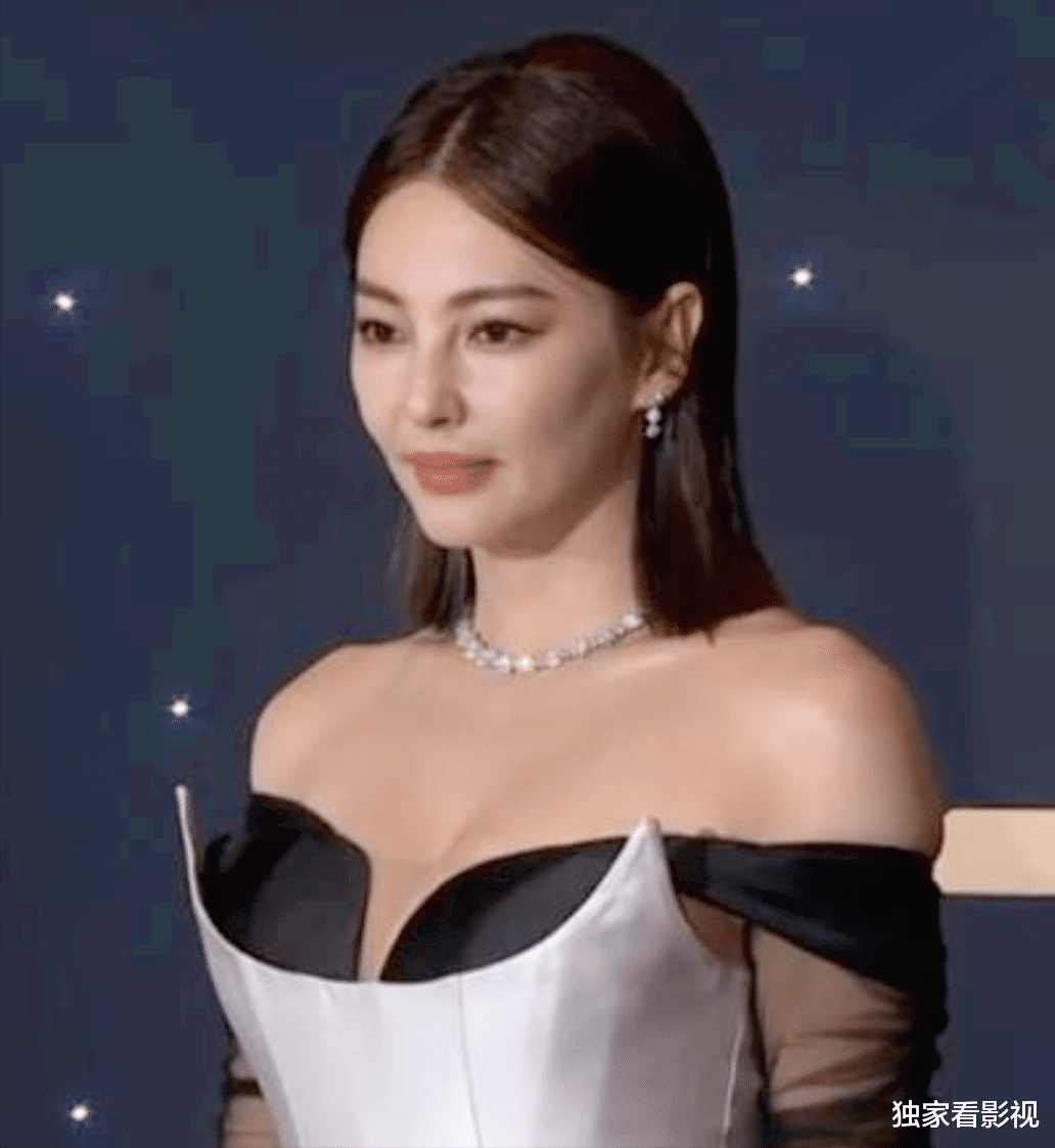 张雨绮|张雨绮脸僵了?搭档宋小宝排练卫视春晚,穿花袄难掩时尚气质