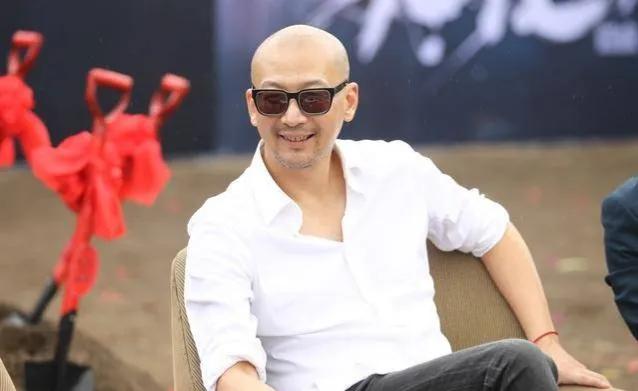 管虎"小三事件"升级!被曝戴美国海军帽宣传电影,背手鞠躬先烈!