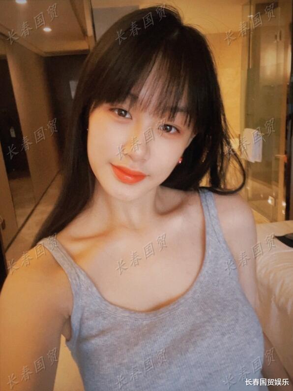 吴启华|吴启华14岁女儿近照曝光,颜值出众气质高冷,身材纤细大秀小蛮腰