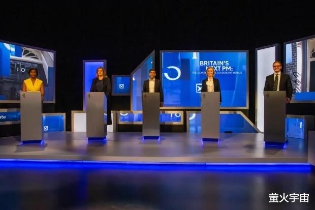 汤姆·克鲁斯|58岁约翰逊离任前耍帅，全副武装坐进战斗机，东施效颦汤姆·克鲁斯吗