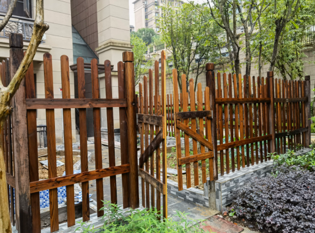 买一楼带院子的房子,栽种各种花草果蔬,这样的生活太精致了