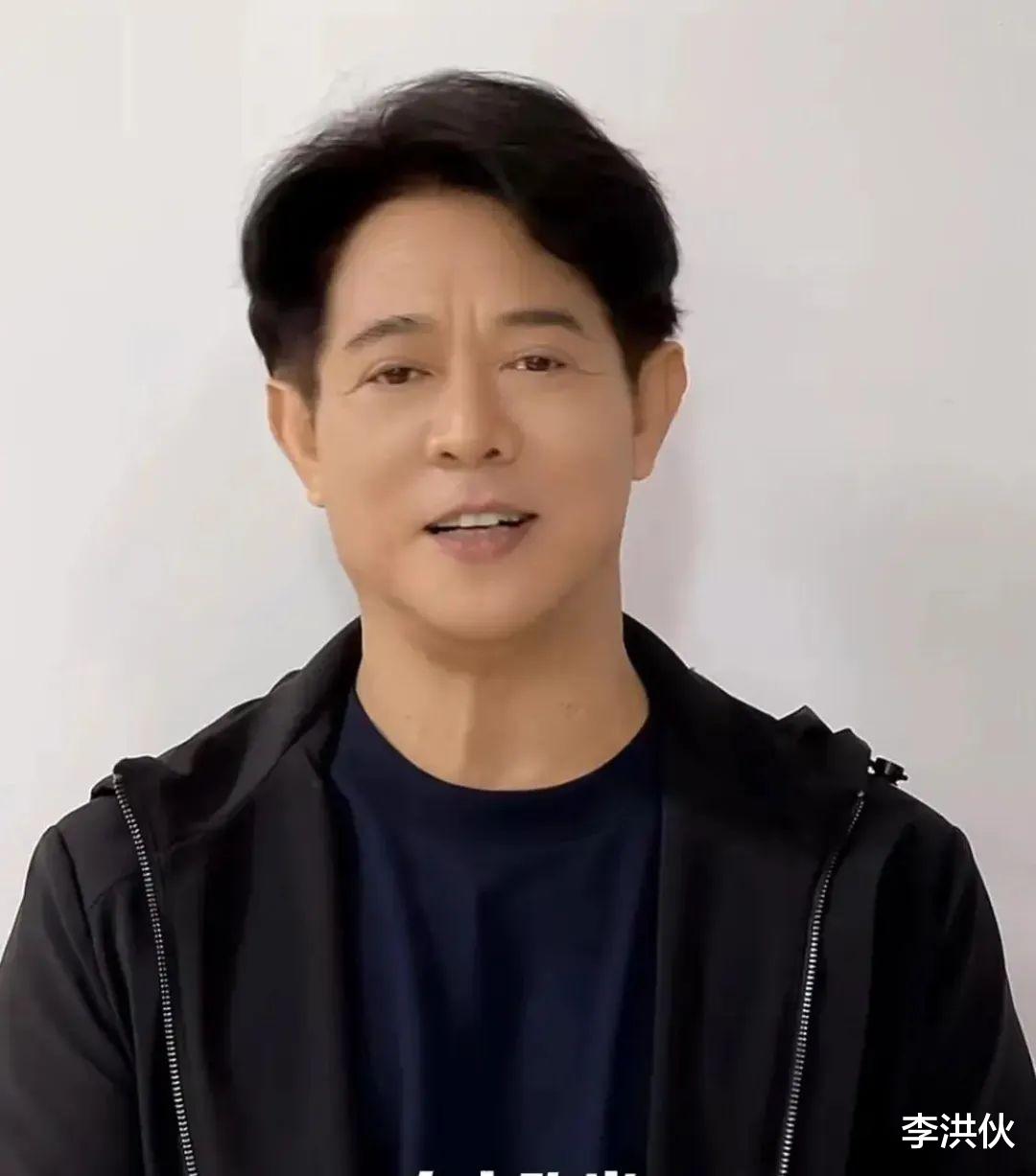 李连杰|李连杰为向太直播站台，脖子肿大表情僵硬，身体状况惹人担忧