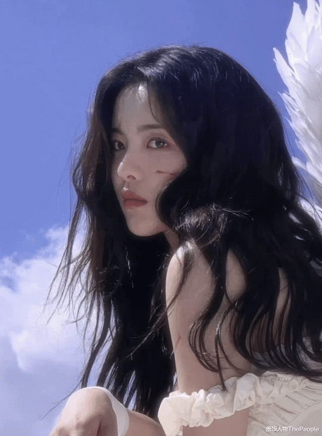 维多利亚的秘密|同样挥动着“翅膀”:有女星美若天仙、惊艳四座,有人像扑棱蛾子