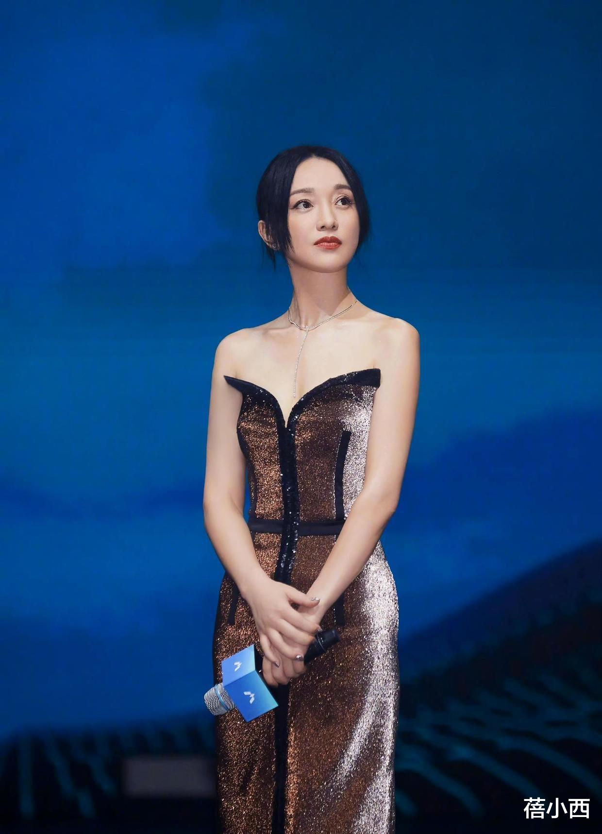 周迅|“周迅”素颜照样任性穿,粉色开衫配牛仔裤,气场全开