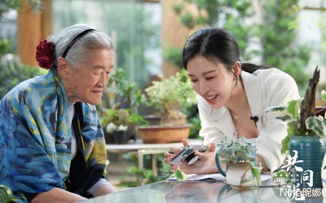 田朴珺|田朴珺坐镇新书发布会,穿露脐装秀一字马真拼,这曲线不愧是王石的菜