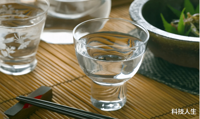 揭开白酒界的“遮羞布”:与名酒“攀亲戚”就成高档货,别被骗了