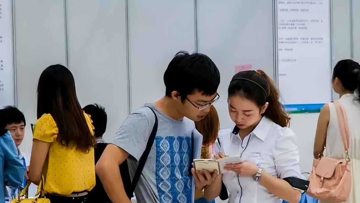 高校|“年轻人别在乎工资”，HR的建议引毕业生吐槽，不给钱你干吗