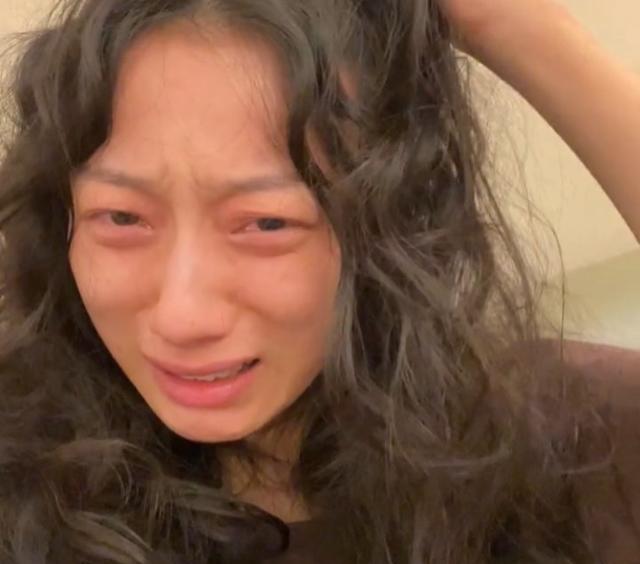 女子烫复古发型翻车后被丈夫无情嘲笑,女子哭泣懊悔:没脸见人了