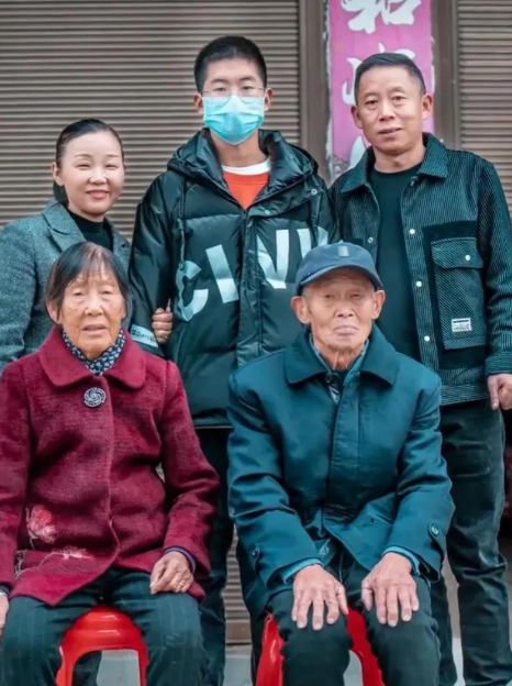 姐姐|真抠！孙卓花式营业，称女粉丝为“野生姐姐”，发小吃包子要给钱