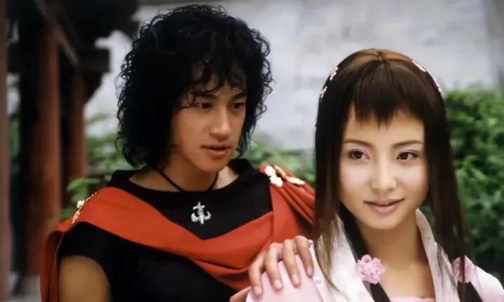 何润东|何润东老婆首次公开露面,夫妻俩一起追剧,温馨互动