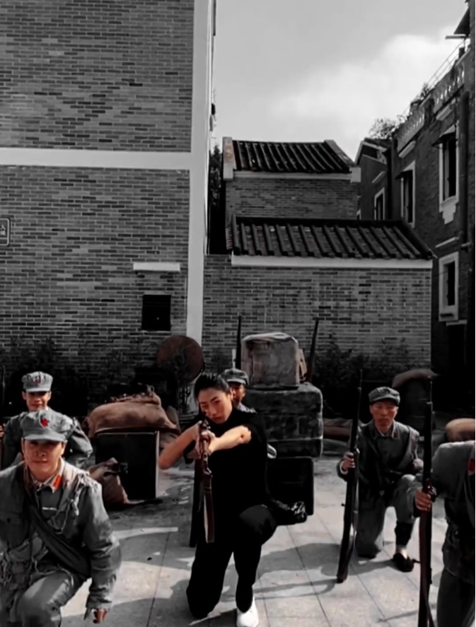 刘晏含|刘晏含拿枪真帅，为电影免费宣传，手机库存太多