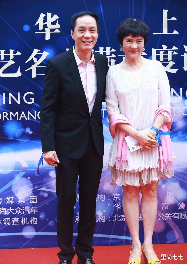 冯远征大8岁老婆会粘人，拉着老公不撒手，穿得粉嫩太小女人姿态