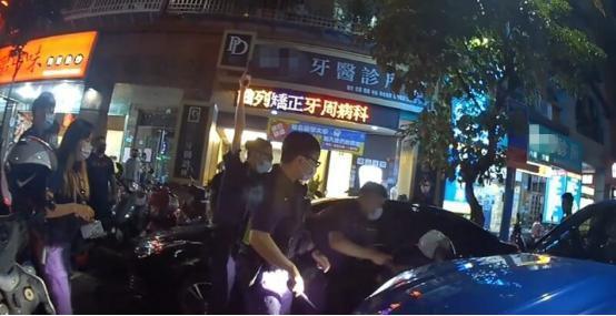 深夜激战!台岛街头突发混乱,警方连射5枪压制,现场气氛火爆