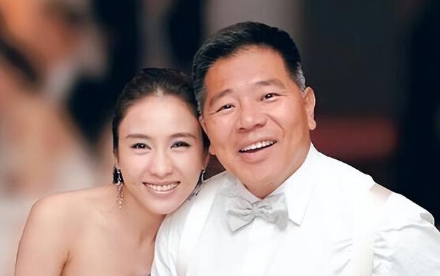 黎姿|51岁黎姿现身豪门宴会，脸部僵硬颜值输给郑秀文，被质疑做了医美