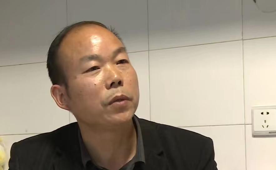 大叔谎称单身带舞伴回家同居,不料舞伴赖着不走,还索要10万赔偿