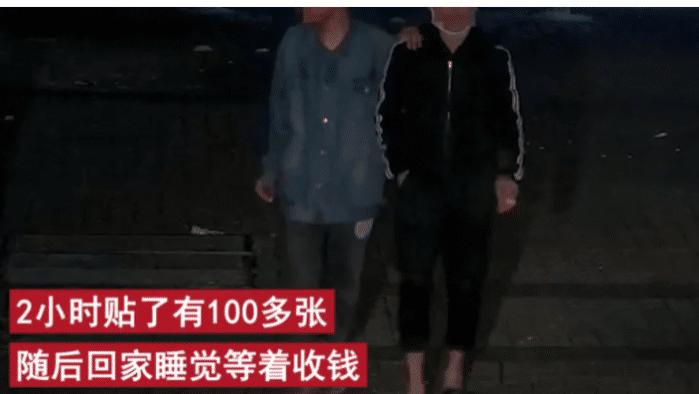 广东东莞，一男子到市场去买菜，称重以后，他拿手机进行扫码支付